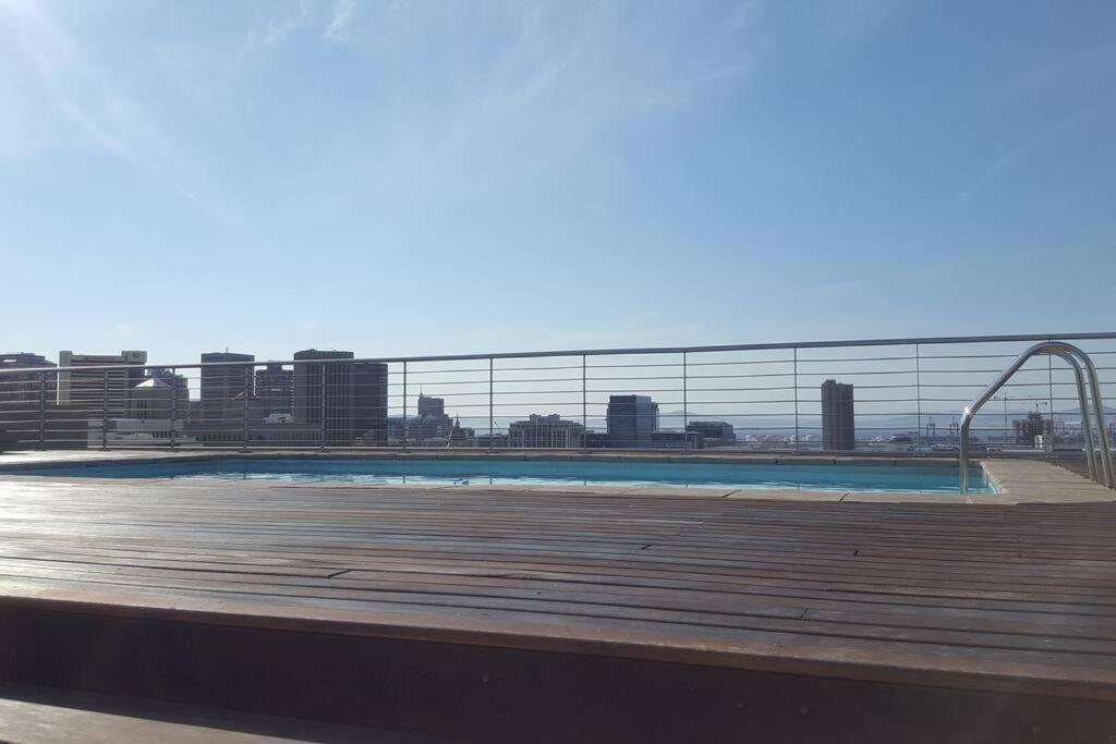 ケープタウンFour Seasons 818- Spacious Cbd Studio - Onsite Parking, Gym & Rooftop Poolアパートメント エクステリア 写真